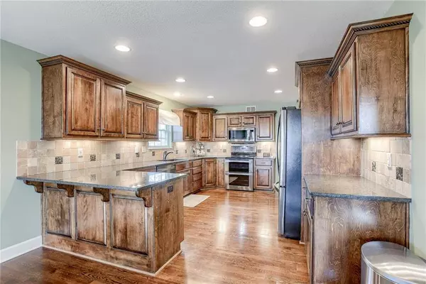 2119 NW Hedgewood DR, Grain Valley, MO 64029