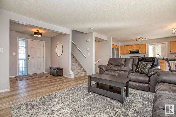 1817 37 AV NW, Edmonton, AB T6T 1S6