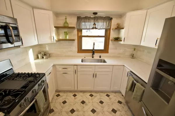 W148N8314 Albert Pl, Menomonee Falls, WI 53051