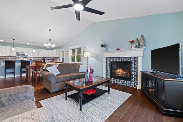 677 N Joshua Ln, Lake Geneva, WI 53147