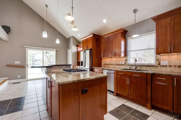 7993 Ivory Hills Dr, West Chester, OH 45069