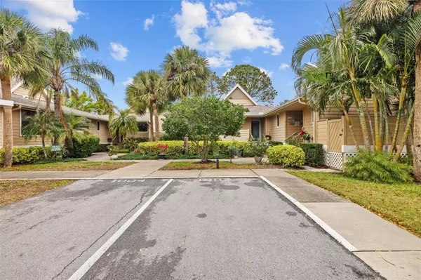 1002 CARAVEL CT, Tarpon Springs, FL 34689