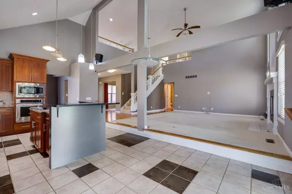 7993 Ivory Hills Dr, West Chester, OH 45069