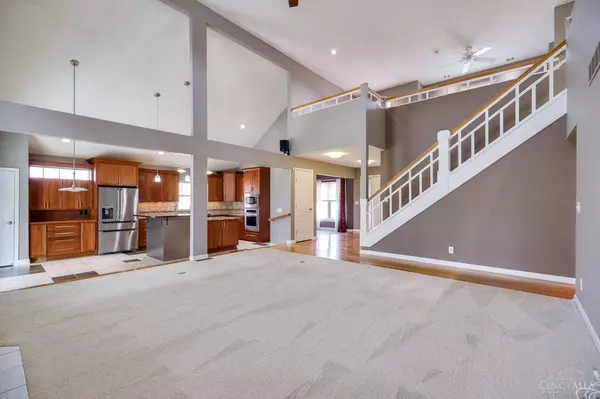 7993 Ivory Hills Dr, West Chester, OH 45069