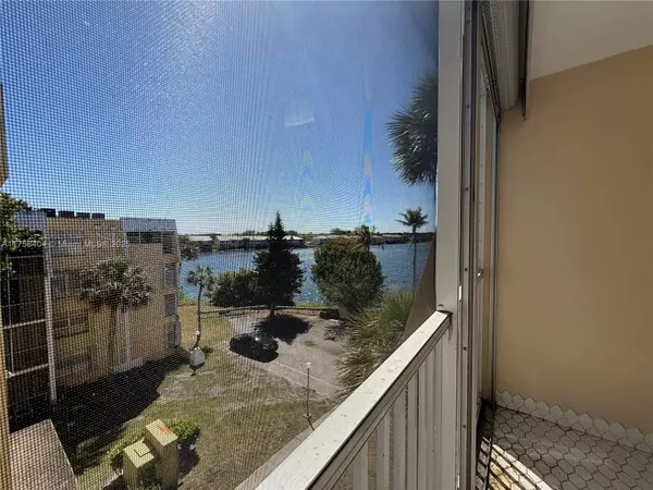 920 NE 199th St #4J, Miami, FL 33179