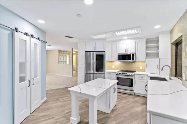 1717 PEREGRINE POINT DR, Sarasota, FL 34231