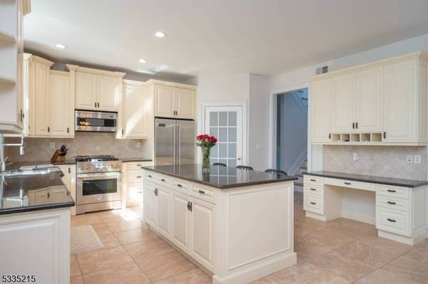 6 Baldwin Ct, Fairfield Twp., NJ 07004