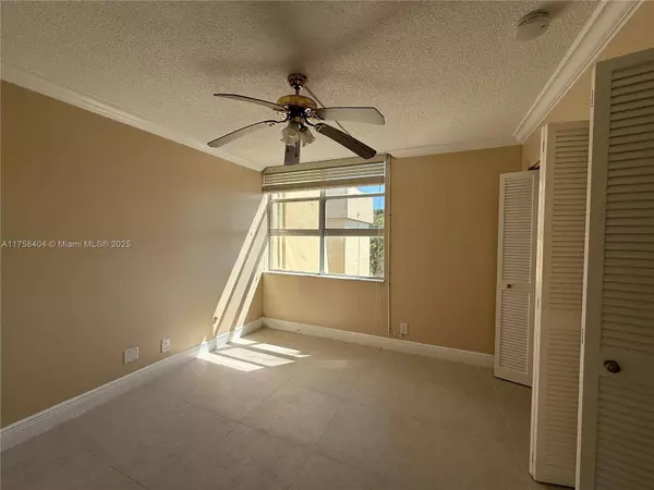 920 NE 199th St #4J, Miami, FL 33179