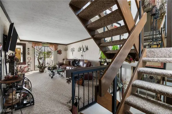 184 Deepwood DR, Wadsworth, OH 44281