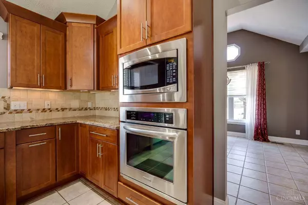 7993 Ivory Hills Dr, West Chester, OH 45069