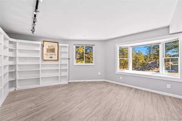 10 Kittle CT, Lyons, CO 80540