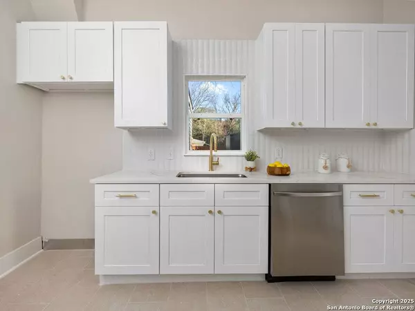 515 s blanco, Lockhart, TX 78644