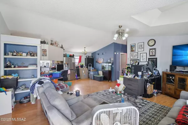 9000 N Odin Drive, Tucson, AZ 85743