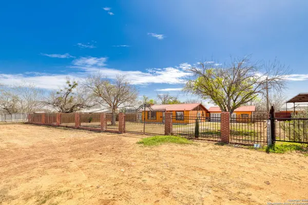 13934 N I-35, Moore, TX 78057-3722