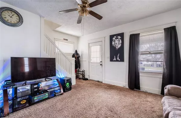 306 Maplewood AVE, Struthers, OH 44471