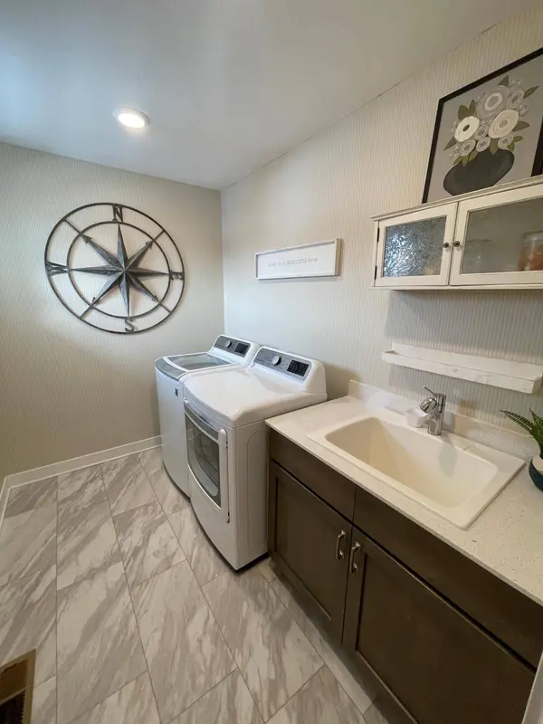 2054 Paisley PATH, Chanhassen, MN 55317