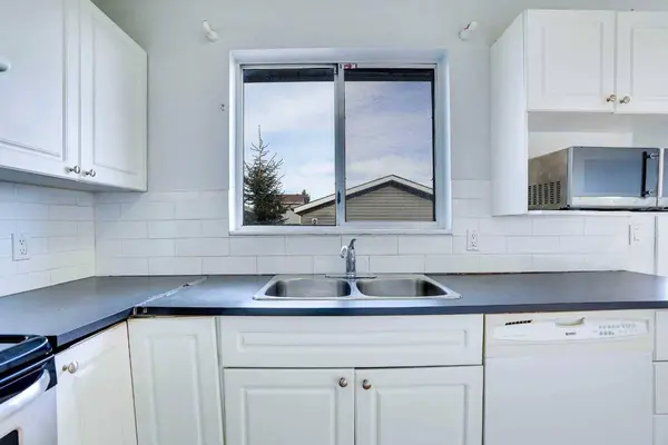 10 Martindale Mews NE, Calgary, AB T3J 2V5