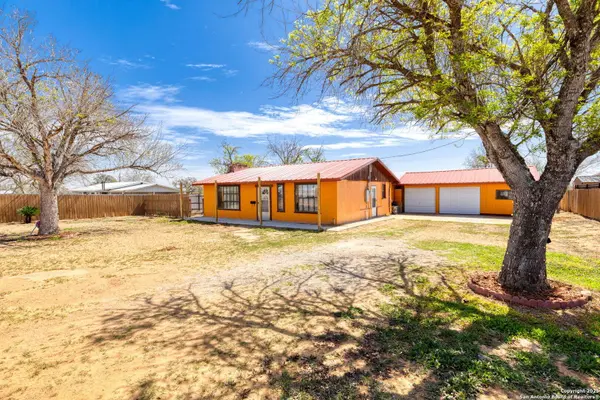 13934 N I-35, Moore, TX 78057-3722