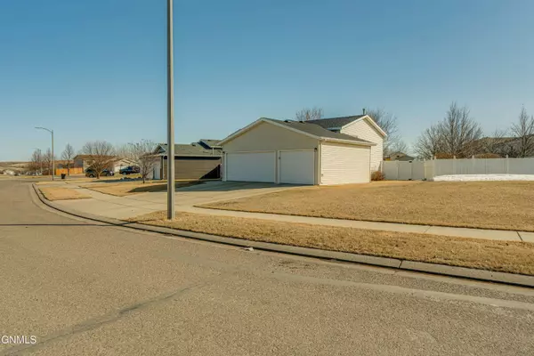 4613 Kost DR, Bismarck, ND 58503