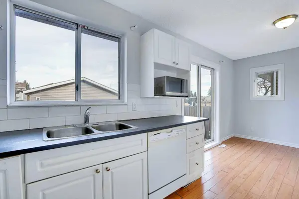 10 Martindale Mews NE, Calgary, AB T3J 2V5