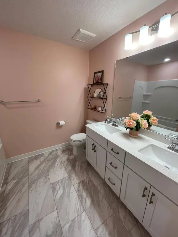 2054 Paisley PATH, Chanhassen, MN 55317