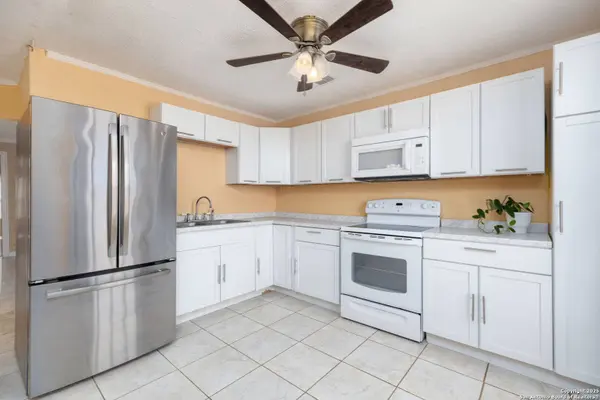 13934 N I-35, Moore, TX 78057-3722