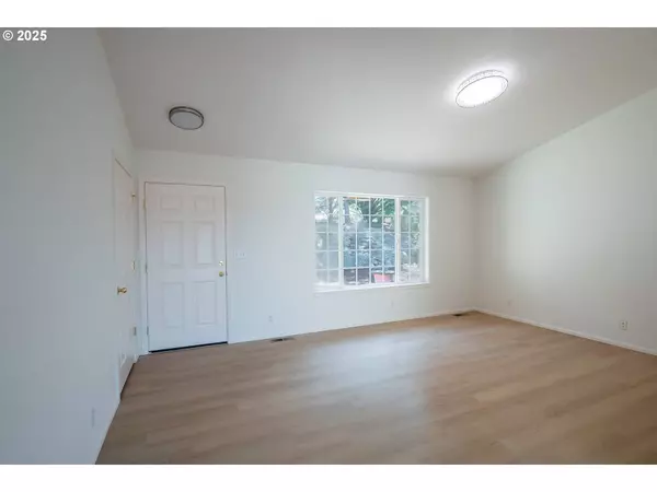 750 QUEENS AVE, Creswell, OR 97426