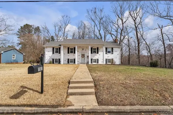 1901 Davis LN, Hopewell, VA 23860