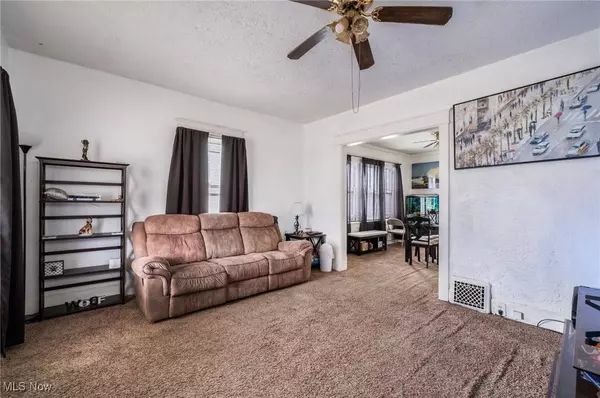 306 Maplewood AVE, Struthers, OH 44471