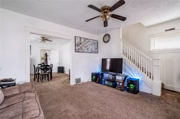 306 Maplewood AVE, Struthers, OH 44471