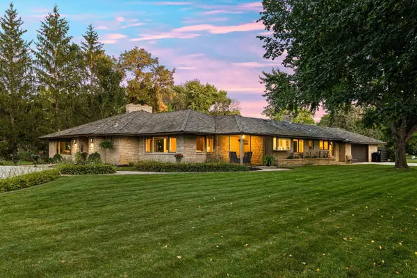 102 Wayside RD E, Hopkins, MN 55343