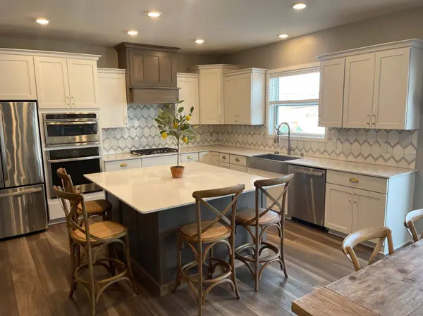 2054 Paisley PATH, Chanhassen, MN 55317