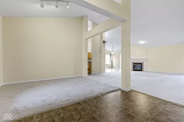 4062 S Meadow Wood CT, New Palestine, IN 46163