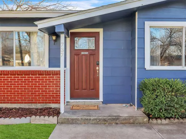 737 Thomas Avenue, Hurst, TX 76053