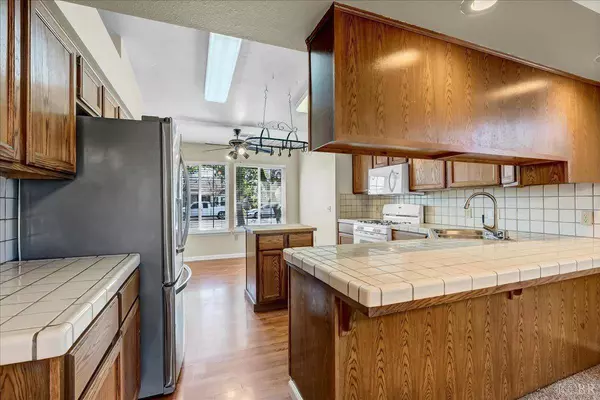 212 Cantebury Drive, Lemoore, CA 93245