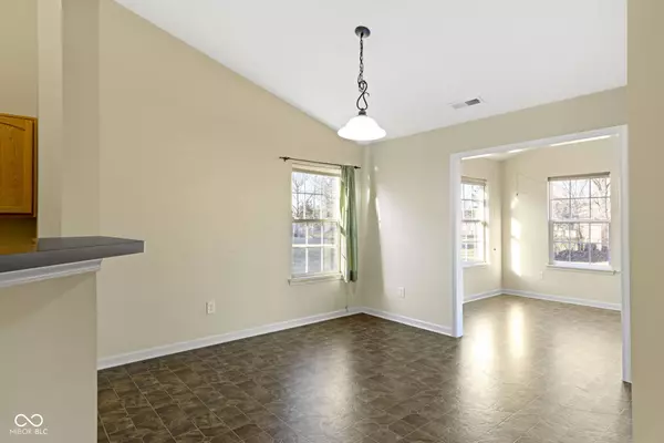 4062 S Meadow Wood CT, New Palestine, IN 46163