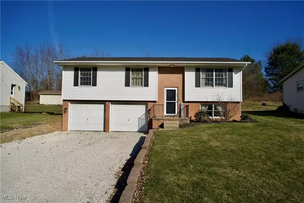 5851 Drenta CIR SW, Navarre, OH 44662