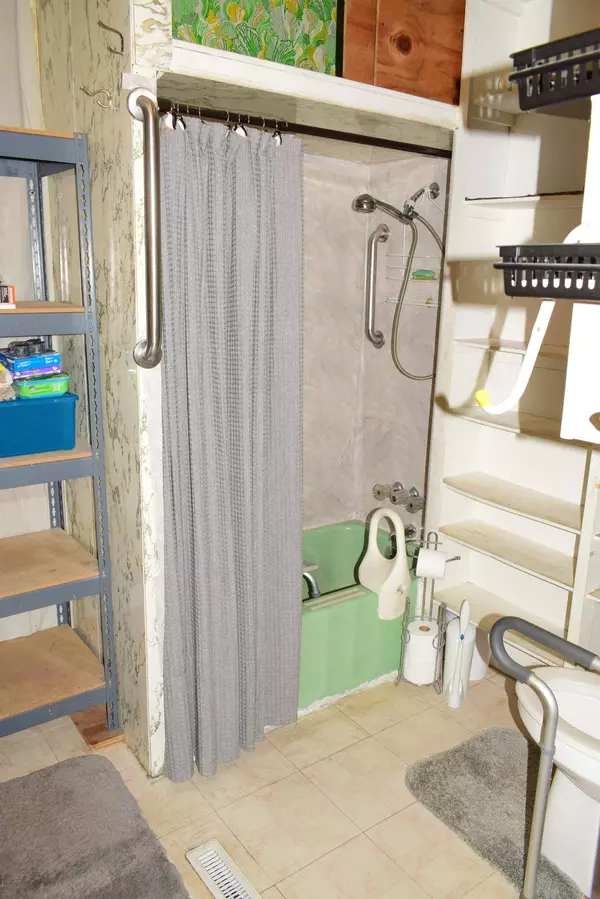 2517 W Rogers St, Milwaukee, WI 53204