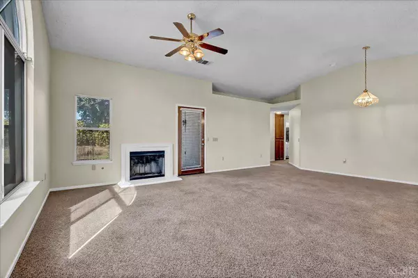 212 Cantebury Drive, Lemoore, CA 93245