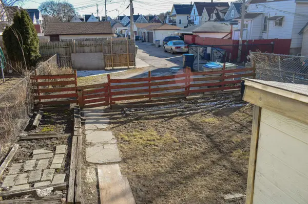 2517 W Rogers St, Milwaukee, WI 53204