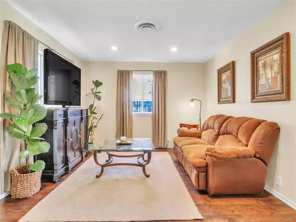 737 Thomas Avenue, Hurst, TX 76053