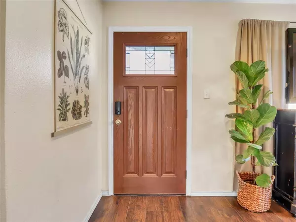 737 Thomas Avenue, Hurst, TX 76053