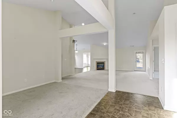 4062 S Meadow Wood CT, New Palestine, IN 46163