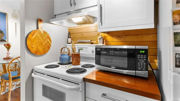 2757 Quadra St #402, Victoria, BC V8T 4E5