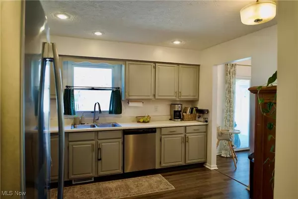 5851 Drenta CIR SW, Navarre, OH 44662