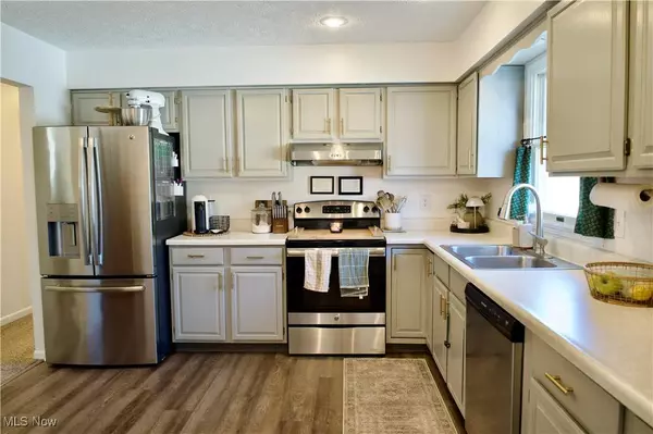 5851 Drenta CIR SW, Navarre, OH 44662