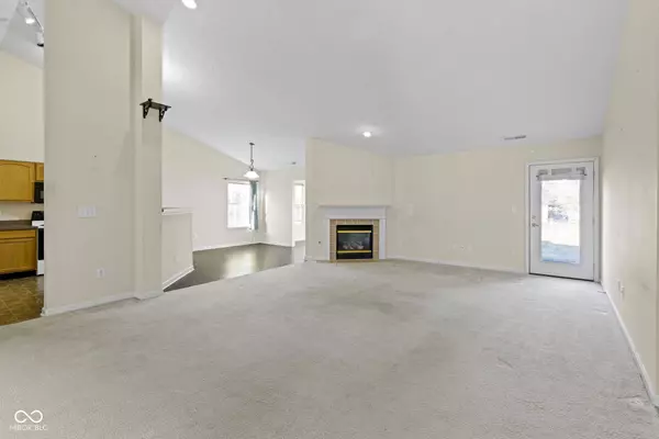 4062 S Meadow Wood CT, New Palestine, IN 46163