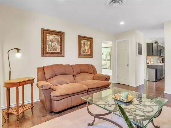 737 Thomas Avenue, Hurst, TX 76053