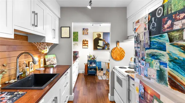 2757 Quadra St #402, Victoria, BC V8T 4E5