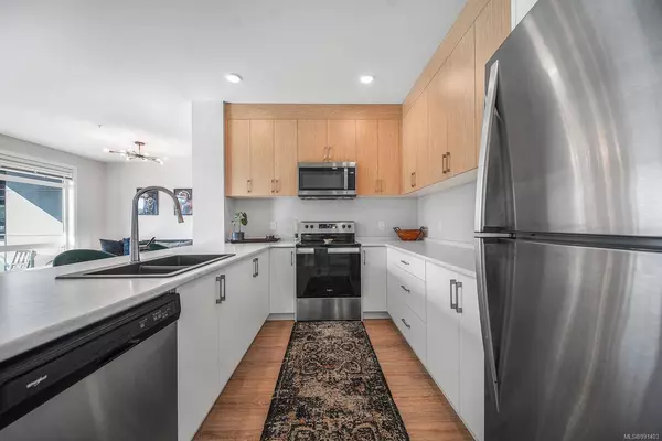 6544 Metral Dr #301, Nanaimo, BC V9T 2L8